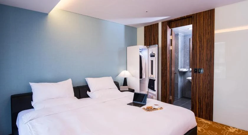 Hotel Leo room with LG Styler