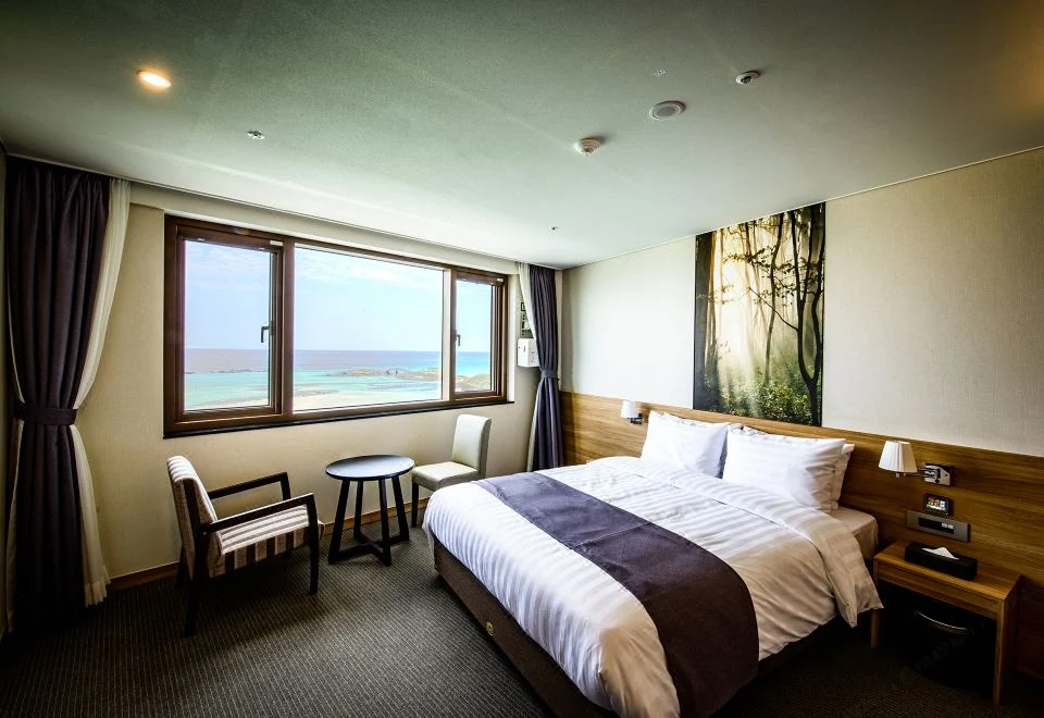 Real Korea travel scene related to Gloucester Hotel Hamdeok vs Ramada Jeju Hamdeok: choose “walk back to the beach” or “sleep after East Jeju” first 3