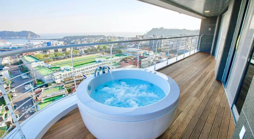 Hotel Bridge rooftop Jacuzzi