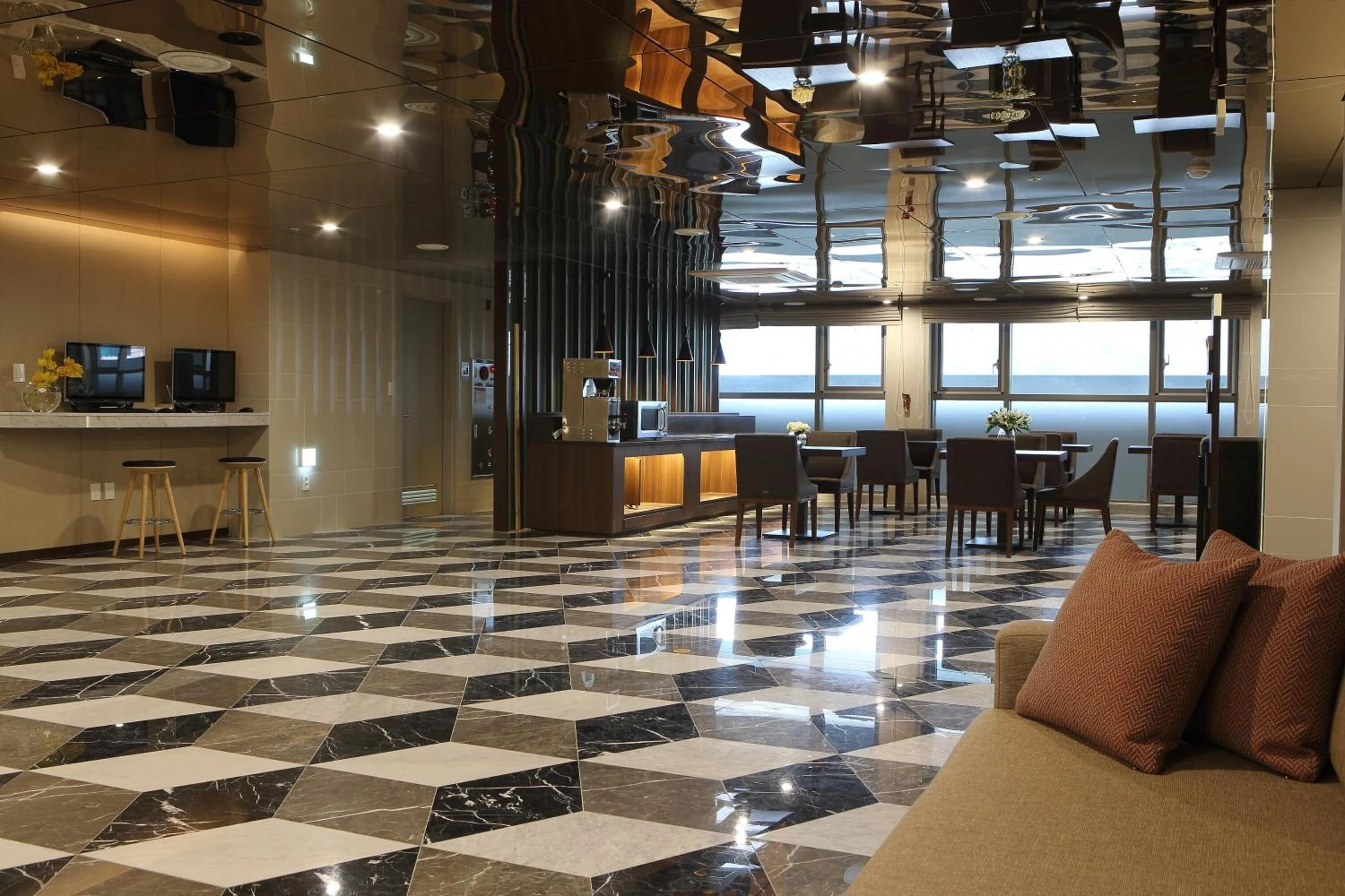 Aventree Hotel Busan lobby and seating area