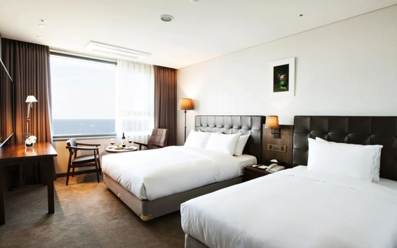 Real ocean-view family room at Grabel Hotel Jeju