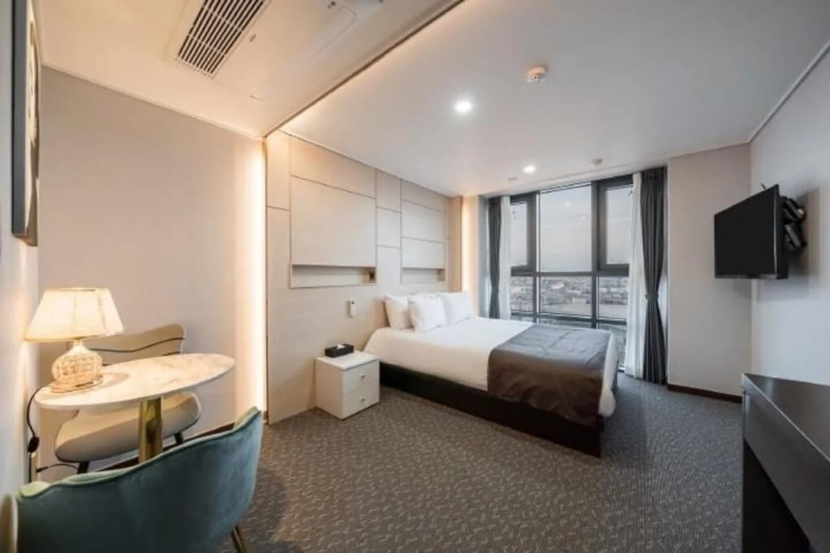 Griffinbay Hotel room with a wide window