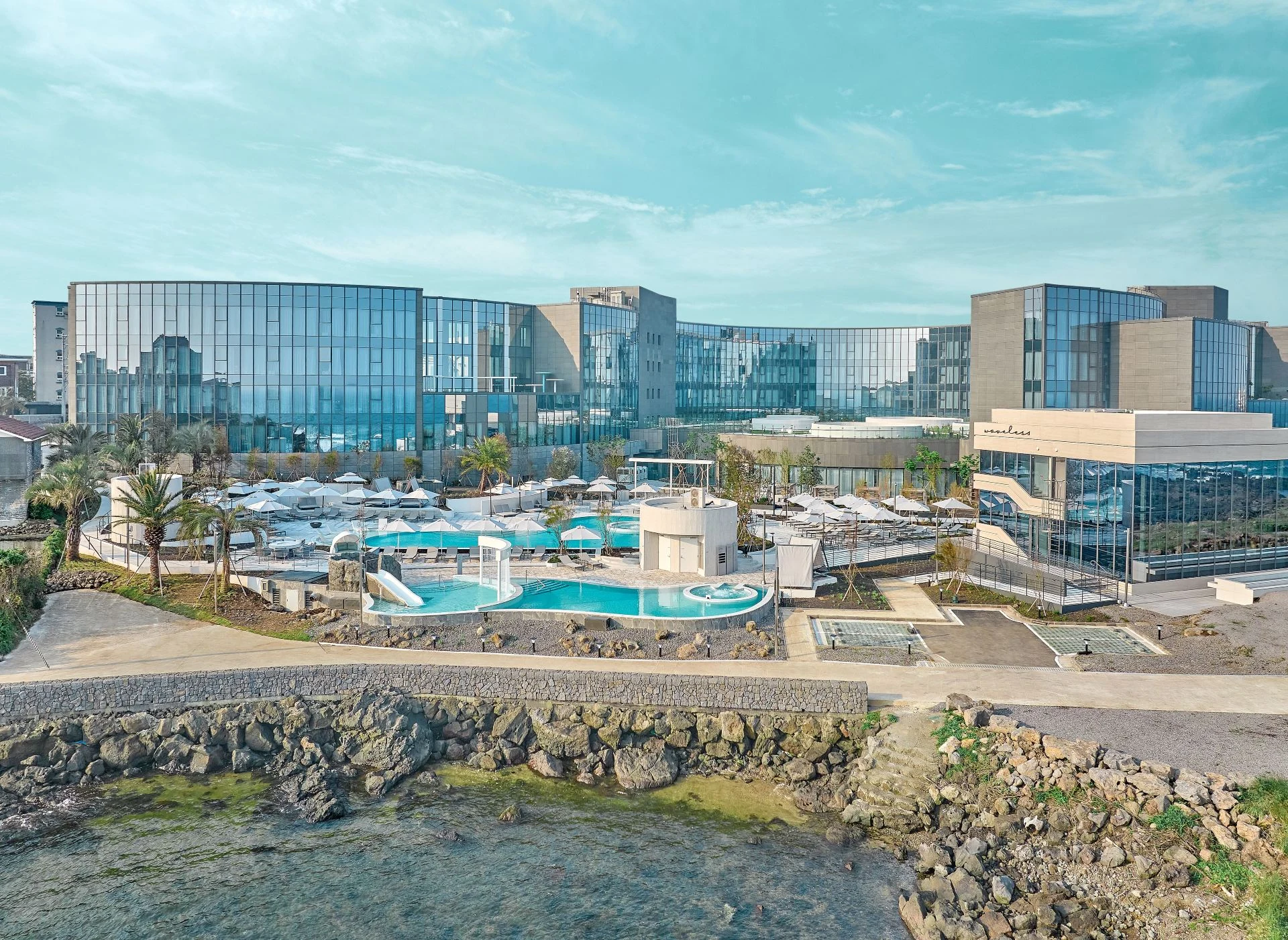 Shilla Stay Plus Iho Tewoo building, outdoor pool and coast
