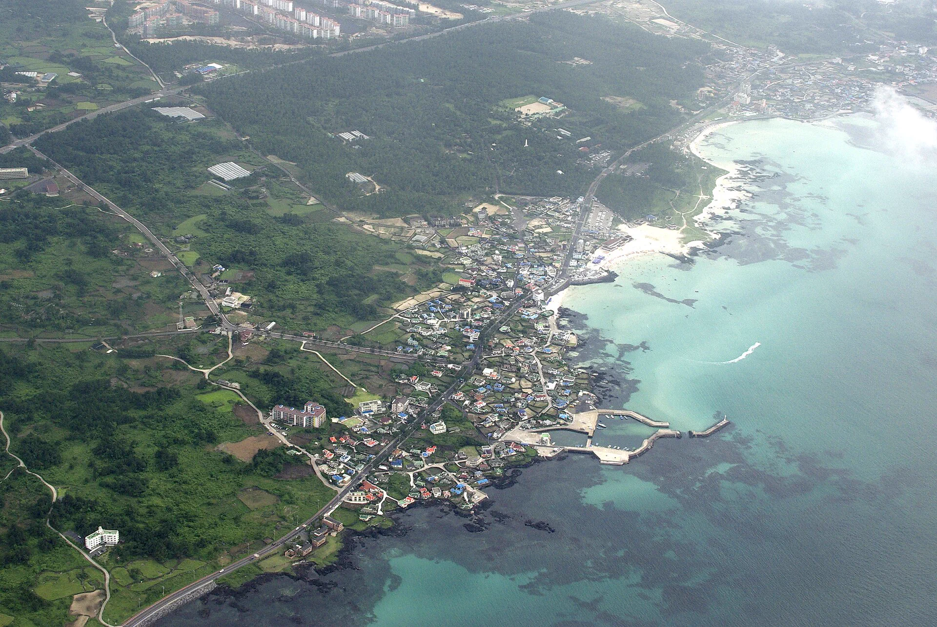 Real Korea travel scene related to Jeju east or west? Pick the side that fits your pace, not the longer attraction list 2