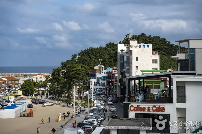 Anmok Coffee Street beside the coast