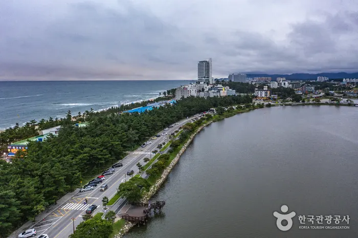Gyeongpo Lake and the East Sea in Gangneung