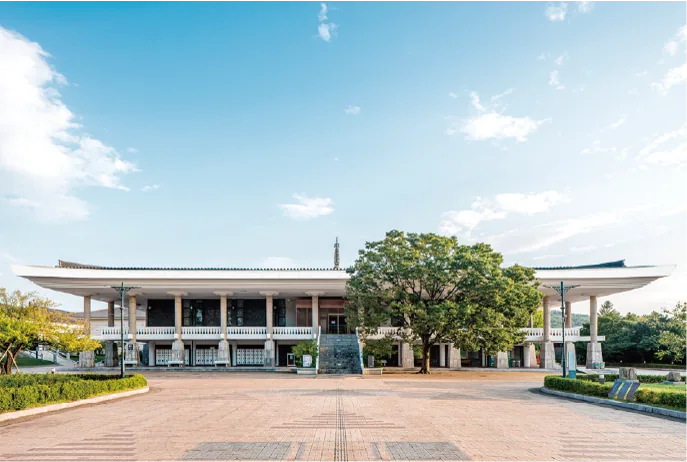 The main building and forecourt of Gyeongju National Museum