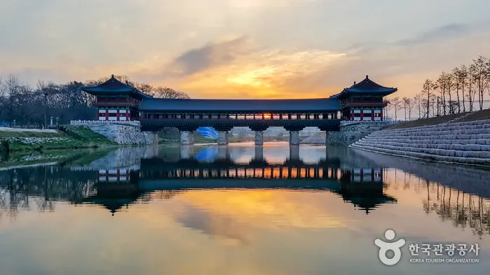Sunset light reflected beneath Woljeonggyo Bridge