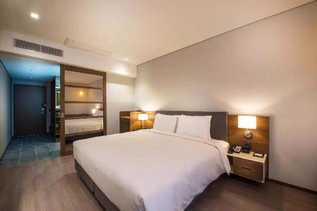 ENA Suite room photo.