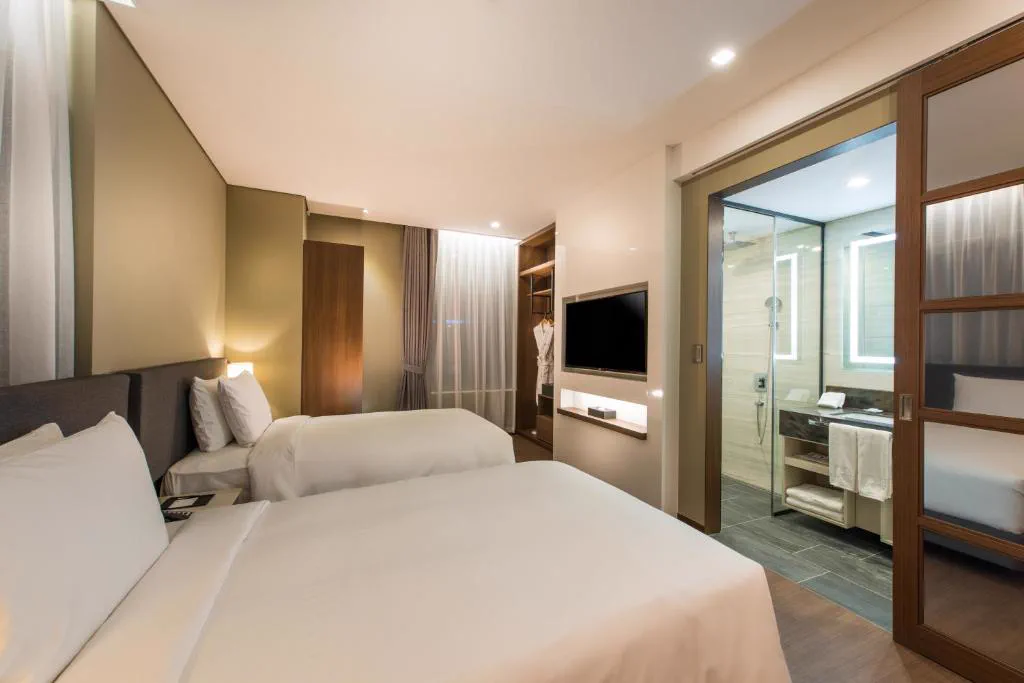 ENA Suite twin-room photo.