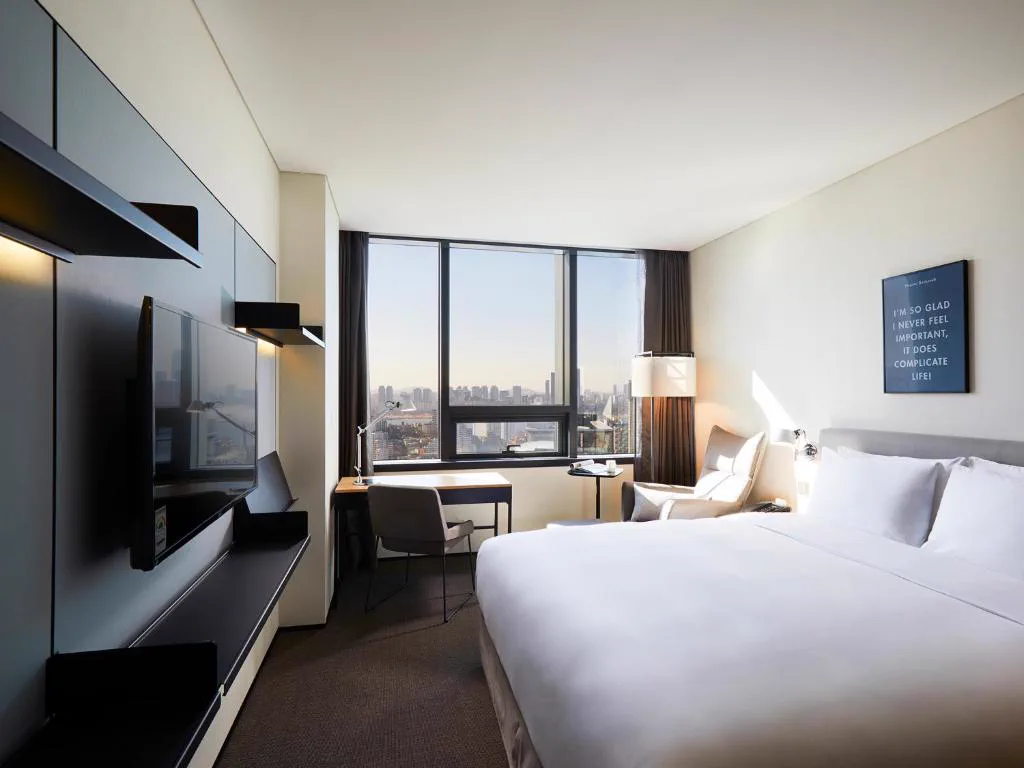 GLAD Mapo guest room with a bed and desk