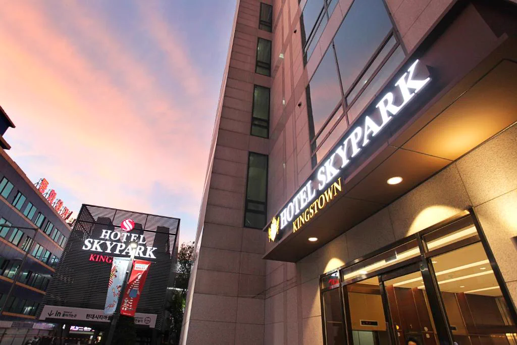 Hotel Skypark Kingstown Dongdaemun entrance with its sign