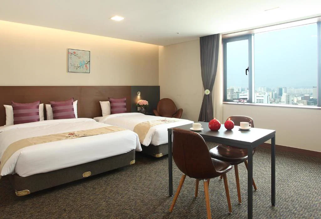 Twin guest room at Hotel Skypark Kingstown Dongdaemun