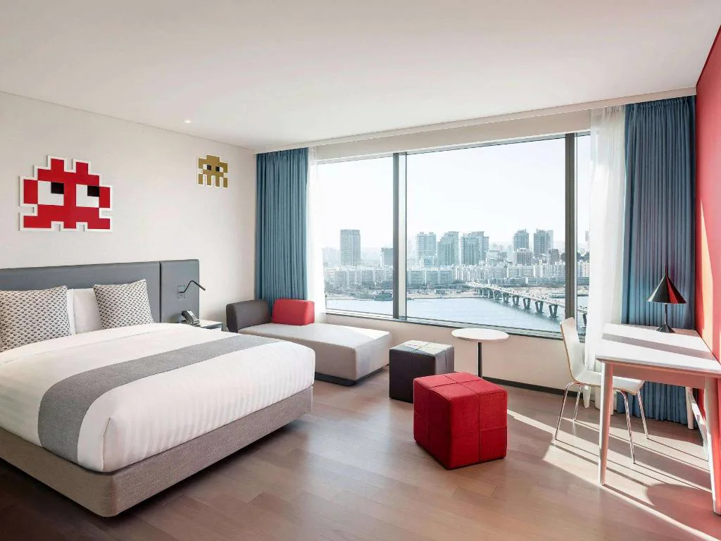 Guest room with a river view.
