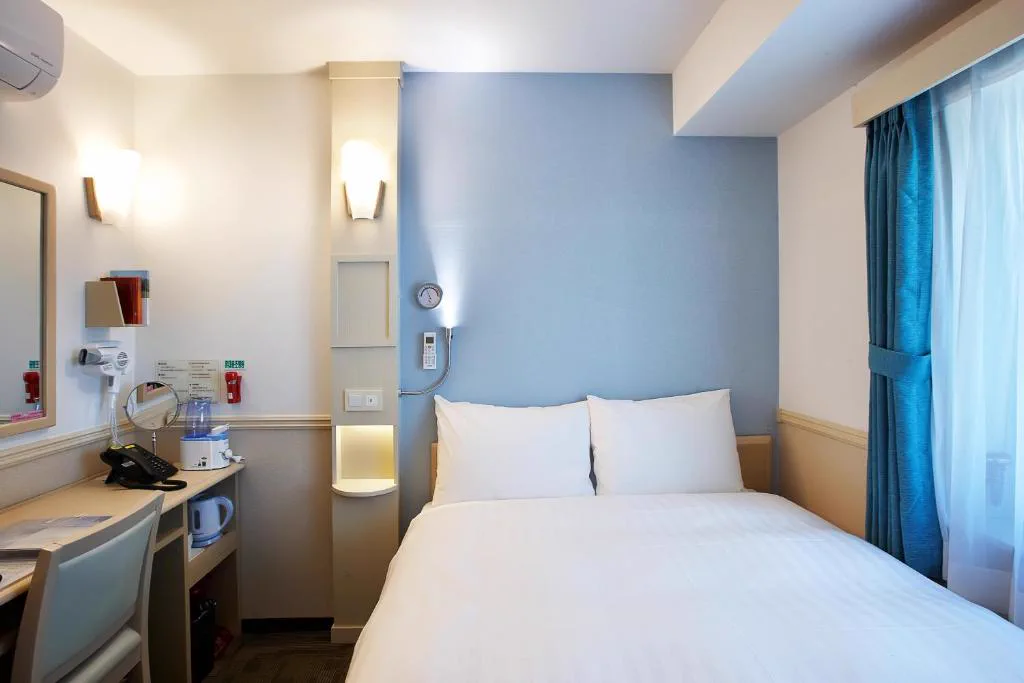 Guest room bed, desk, and window layout at Toyoko Inn Seoul Yeongdeungpo