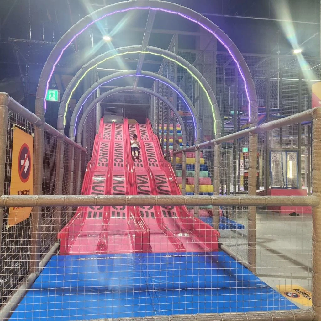Real indoor slide and activity zone at VAUNCE SUPER PARK Jeju