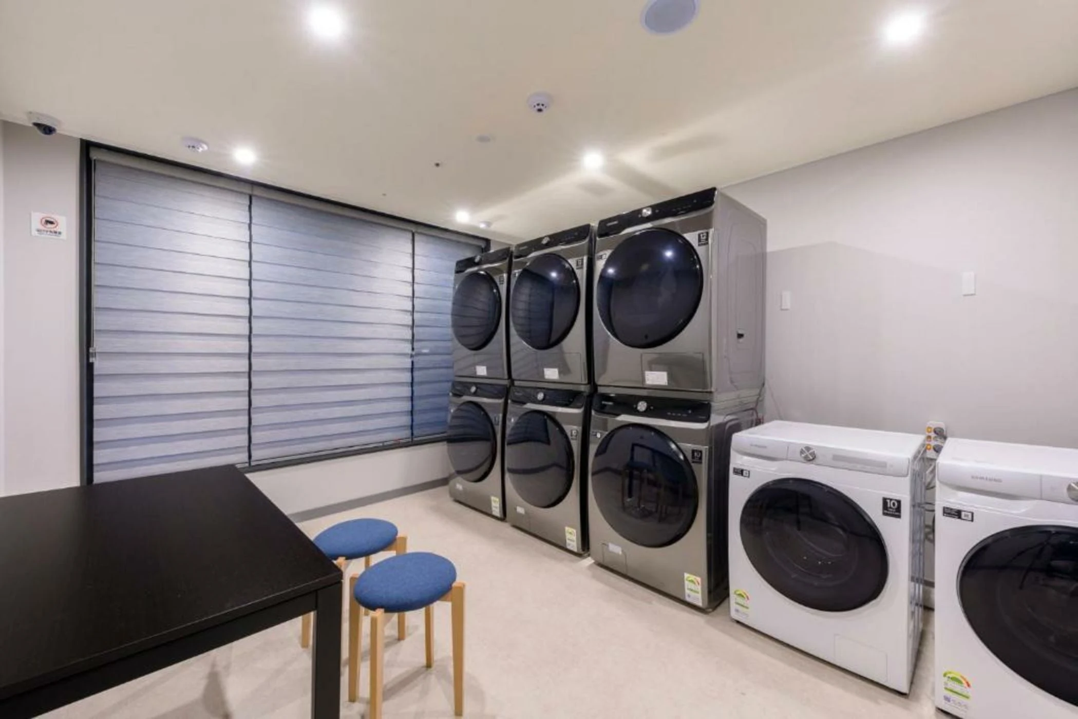 Laundry and dryer equipment in the designated-property Ventimo Hotel & Residence Jeju Wash Room