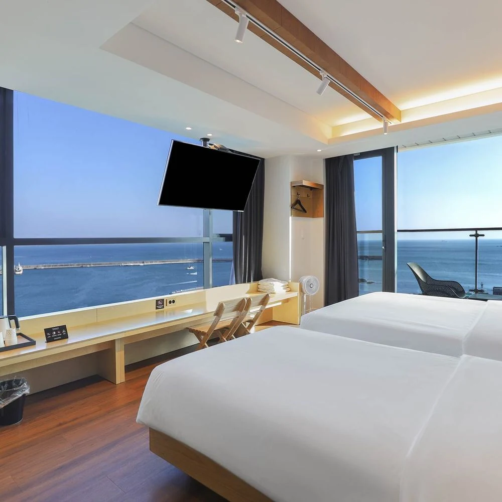 Ocean2Heaven twin room with sea-facing windows