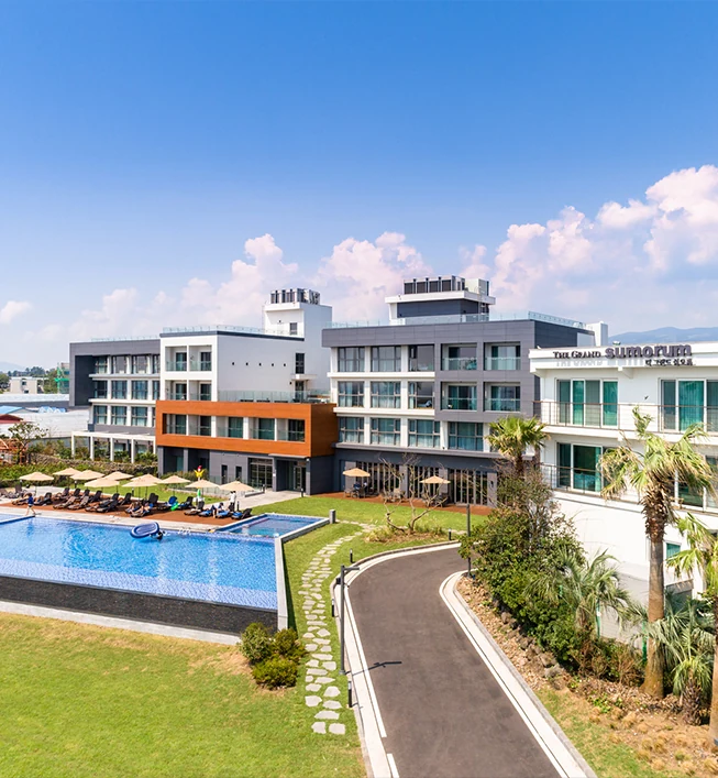 The Grand Sumorum coastal pool