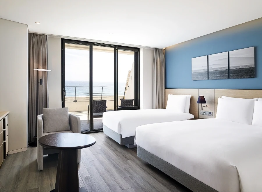 Real Korea travel scene related to Parnas Hotel Jeju: a 15:00 check-in does not mean unrestricted access to the 110m pool in peak summer 3