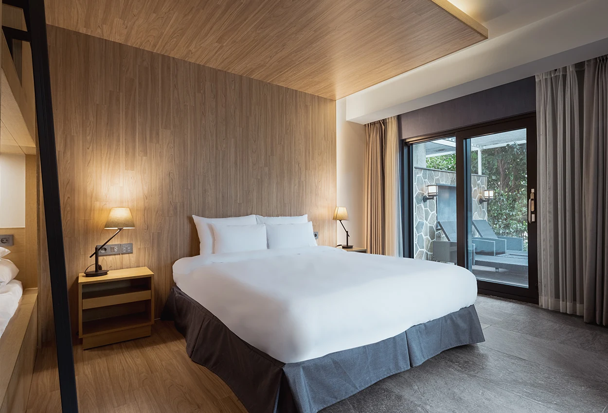 The Suites Hotel Jeju Family Pool room with a double bed and bunk bed