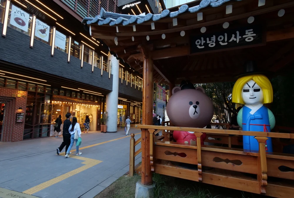 Traditional-style entrance and shops in Insadong, Seoul