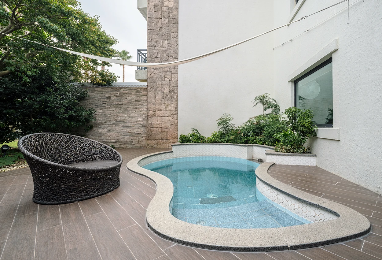 The Suites Hotel Jeju Family Pool room private warm mini-pool