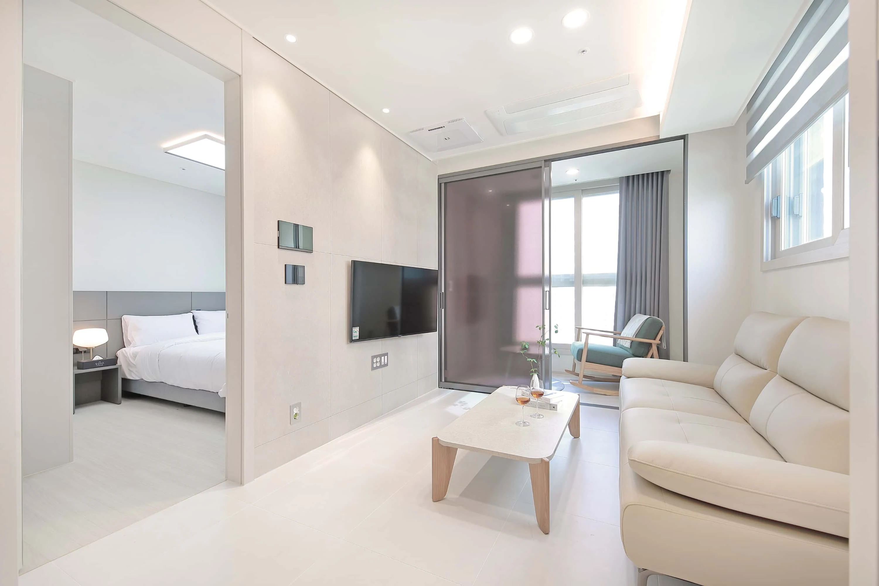 Four suitcases are open. The bottleneck is no longer the bed: how should four adults room in Busan?