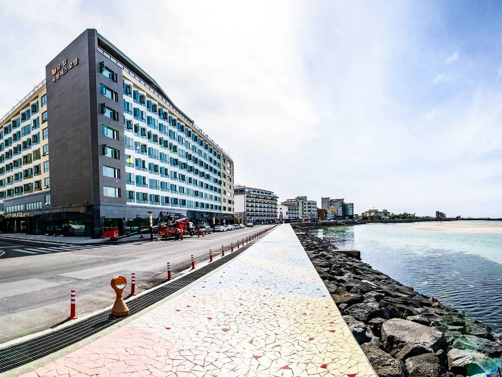 Gloucester Hotel Hamdeok beside the seafront at 502 Johamhaean-ro