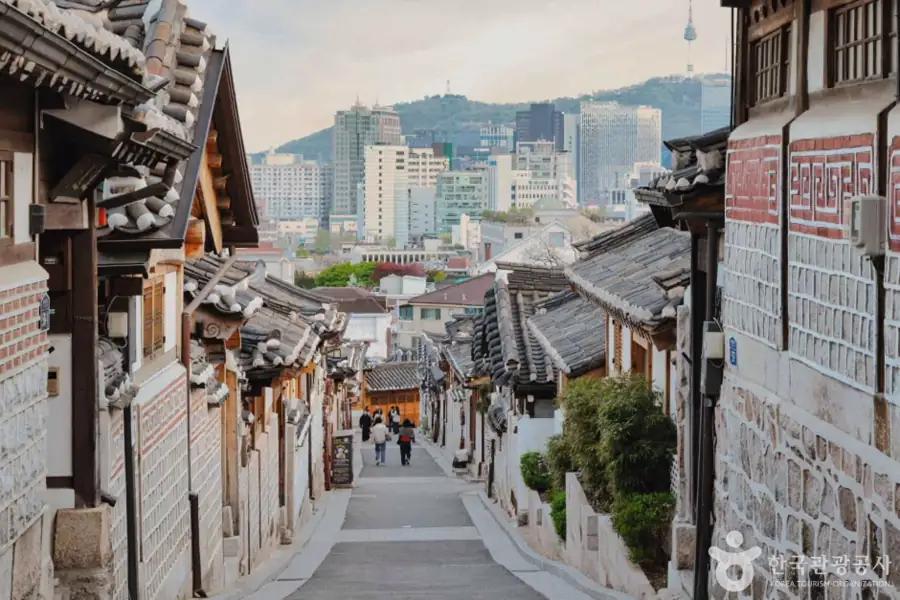 Narrow alley in Bukchon Hanok Village, Seoul.