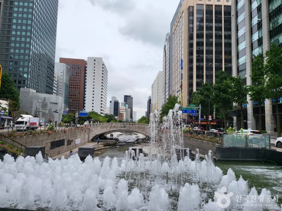 A fountain beside the stone-lined Cheonggyecheon stream