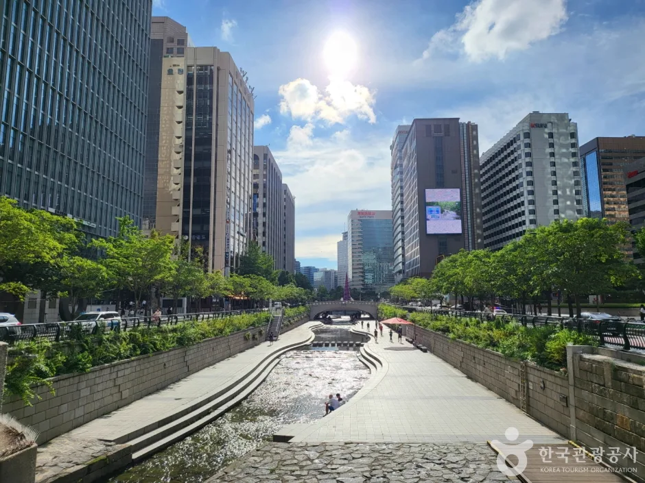 Cheonggyecheon Plaza and the sunken stream promenade in central Seoul