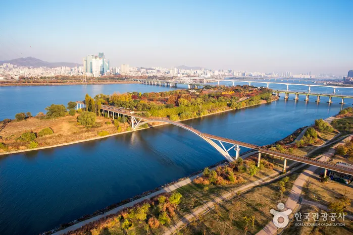 Seonyugyo pedestrian bridge crossing the Han River to autumn foliage on Seonyudo island